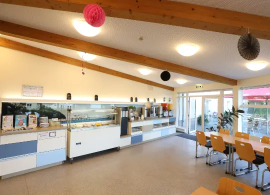 Auf Klassenfahrt mit HEROLÉ: Speisesaal der Jugendherberge Sellin, Rügen