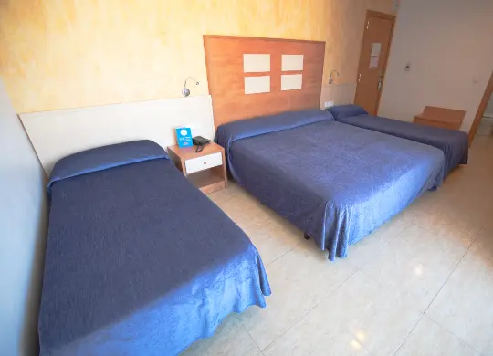 Auf Klassenfahrt mit HEROLÉ: 3-Bettzimmer im Hotel Internacional in Katalonien