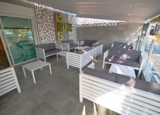 Auf Klassenfahrt mit HEROLÉ: Terasse des Hotel Internacional, Katalonien