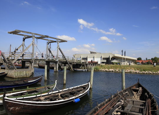 Wikinger Museum Roskilde bei Kopenhagen Auf Klassenfahrt mit HEROLÉ: Außenanlage des Wikinger Museums in Roskilde