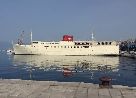 Auf Klassenfahrt mit HEROLÉ: Außenansicht Botel Marina in Rijeka in der Kvarner Bucht