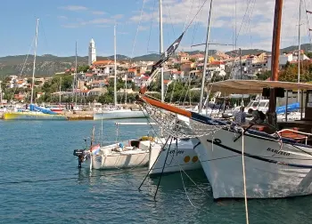Hafenstadt in der Kvarner Bucht Auf Klassenfahrt mit HEROLÉ: Hafenstadt in der Kvarner Bucht.