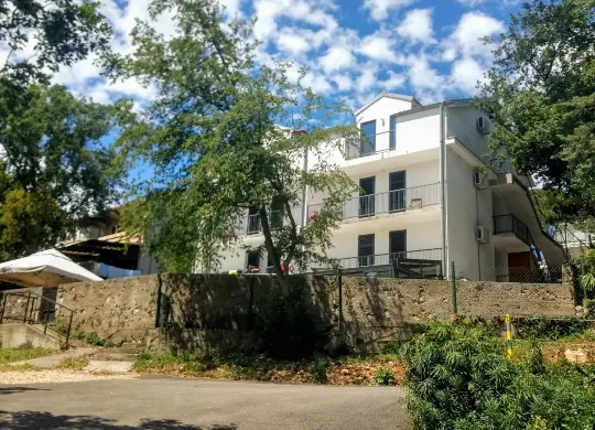 Auf Klassenfahrt mit HEROLÉ: Außenansicht der Little Seahorse Hostel in der Kvarner Bucht