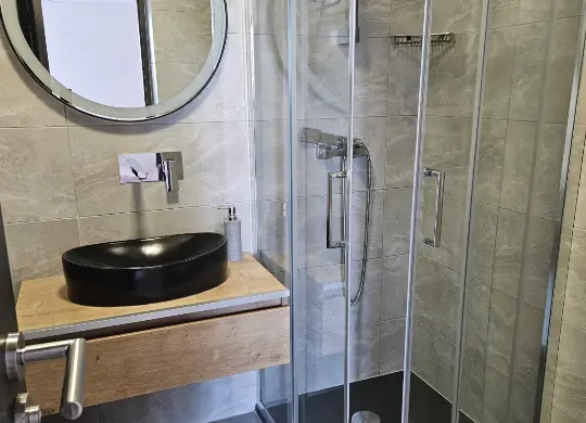 Auf Klassenfahrt mit HEROLÉ: Badezimmerbeispiel im Little Seahorse Hostel in der Kvarner Bucht