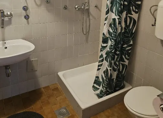 Auf Klassenfahrt mit HEROLÉ: Badezimmerbeispiel im Little Seahorse Hostel in der Kvarner Bucht