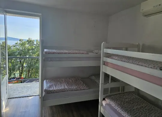 Auf Klassenfahrt mit HEROLÉ: Mehrbettzimmer im Little Seahorse Hostel in der Kvarner Bucht