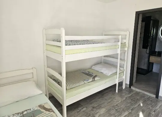 Auf Klassenfahrt mit HEROLÉ: Mehrbettzimmer mit Badezimmer im Little Seahorse Hostel in der Kvarner Bucht