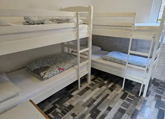 Auf Klassenfahrt mit HEROLÉ: Mehrbettzimmer im Little Seahorse Hostel in der Kvarner Bucht
