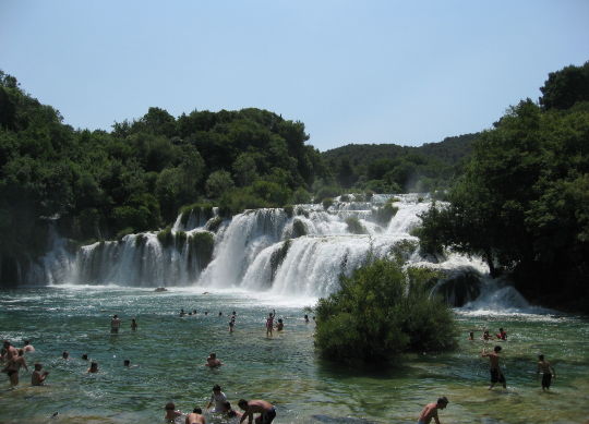 Blick auf die Seen mit Wasserfällen im Nationalpark Plitvicer Seen in der Kvarner Bucht Auf Klassenfahrt mit HEROLÉ: Baden Sie mit Ihrer Klasse auch in den Seen des Nationalparks Plitvicer Seen in der Kvarner Bucht