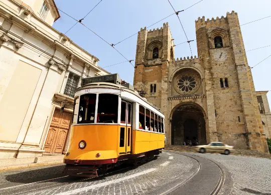 Auf Klassenfahrt mit HEROL&Eacute;: Nutzen Sie die Chance eine Fahrt mit der historischen Stra&szlig;enbahn in Lissabon zu machen