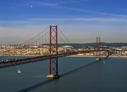 Auf Klassenfahrt mit HEROLÉ: Genießen Sie auch diesen einzigartigen Blick über die Brücke Tejo in Lissabon