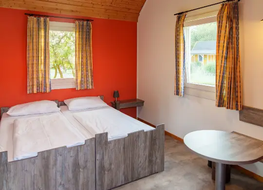 Auf Klassenfahrt mit HEROLÉ: 2-Bett-Hütte im Heide Park Holiday Camp Soltau in der Lüneburger Heide