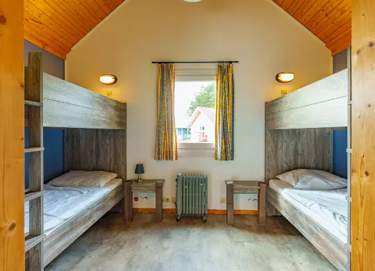 Auf Klassenfahrt mit HEROLÉ: Schlafraum in einer 8-Bett-Hütte im Heide Park Holiday Camp Soltau in der Lüneburger Heide
