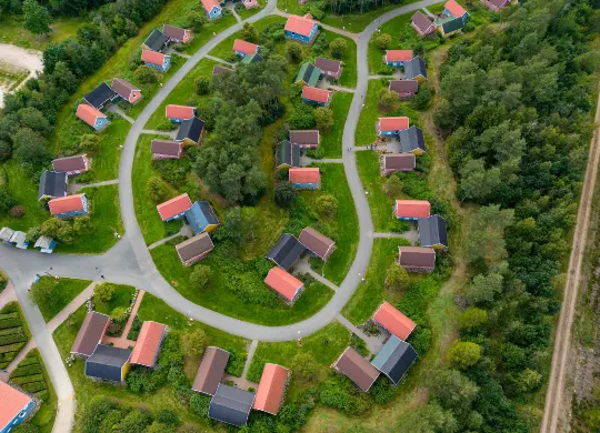 Auf Klassenfahrt mit HEROLÉ: Luftaufnahme des Heide Park Holiday Camp Soltau in der Lüneburger Heide
