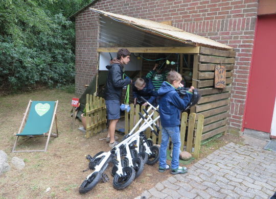 Klassenfahrt - Lüneburger Heide (Räder im Camp Adventure Walsrode) Schüler entleihen sich Räder für einen Fahrrad-Ausflug. -Klassenfahrten -Lüneburger Heide