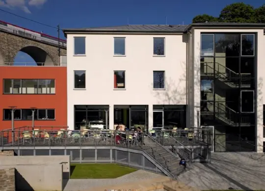 Auf Klassenfahrt mit HEROLÉ: Außenansicht mit Terrasse der Jugendherberge Stadt in Luxemburg