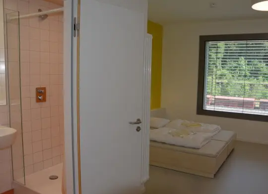 Blick in ein Doppelzimmer mit Dusche/WC in der Jugendherberge Esch-sur-Alzette in Luxemburg Auf Klassenfahrt mit HEROLÉ: Nutzen Sie während Ihres Aufenthalts die Räume der Jugendherberge Esch-sur-Alzette in Luxemburg
