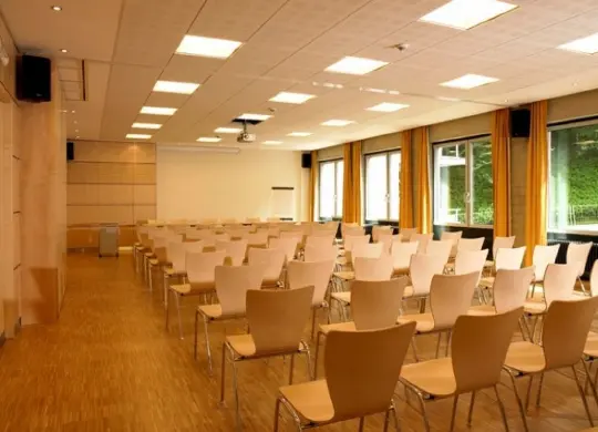Auf Klassenfahrt mit HEROLÉ: Koferenz- und Seminarraum der Jugendherberge Stadt in Luxemburg
