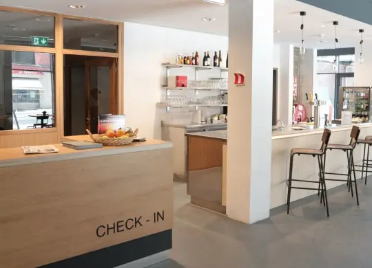 Bar und Rezeption der Jugendherberge Esch- sur- Alzette in Luxemburg Auf Klassenfahrt mit HEROLÉ: Nächtigen Sie in einem der Zimmer in der Jugendherberge Esch- sur- Alzette in Luxemburg