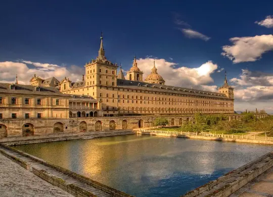 Außenansicht des Klosters in EL Escorial Auf Klassenfahrt mit HEROLÉ: Bestaunen Sie auch das einzigartige Kloster in El Escorial