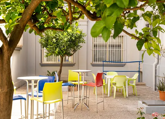 Auf Klassenfahrt mit HEROLÉ: Innenhof der Jugendherberge Málaga