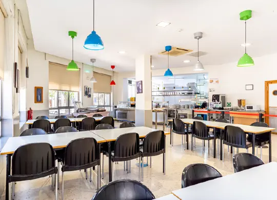 Auf Klassenfahrt mit HEROLÉ: Speiseraum in der Jugendherberge Málaga