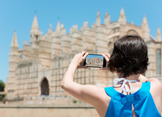 Klassenfahrt Mallorca - Sightseeing Klassenfahrten Mallorca - Frau fotografiert die Kathedrale von Palma de Mallorca