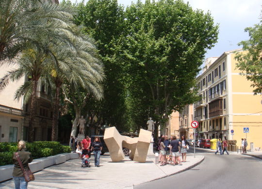 Klassenfahrten Mallorca - Palma Klassenfahrten Mallorca - Blick auf eine moderne Sandstein-Skulptur
