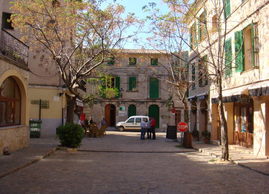 Klassenfahrt - Mallorca (Valldemossa) Klassenfahrten Mallorca - Kleine Straße mit Bäumen im Örtchen Valldemossa
