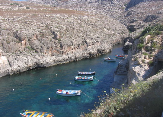Klare Sicht auf die Blaue Grotte in Malta Auf Klassenfahrt mit HEROLÉ: Besuchen Sie mit Ihrer Klasse die Blaue Grotte in Malta