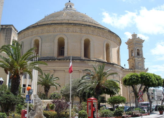 Blick auf die wunderschöne Kirche Mosta in Malta Auf Klassenfahrt mit HEROLÉ: Besuchen Sie die Kirche Mosta in Malta