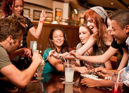 Klassenfahrt - Manchester (Gruppe Schüler) Junge, Mädchen in einer Bar - Café -Klassenfahrten -Manchester