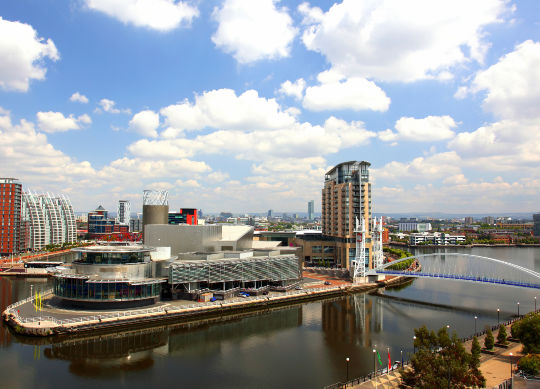 Klassenfahrten Manchester - Panorama Klassenfahrten Manchester - Neue Gebäude am Fluss Irwell
