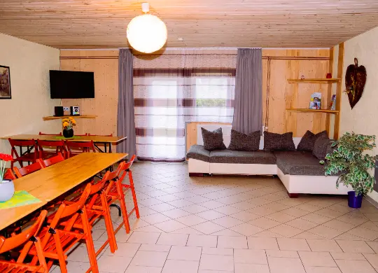 Auf Klassenfahrt mit HEROLÉ: Aufenthaltsraum im Gruppenbungalow in der Ferienanlage Waldhaus in der Region Mecklenburger Seen