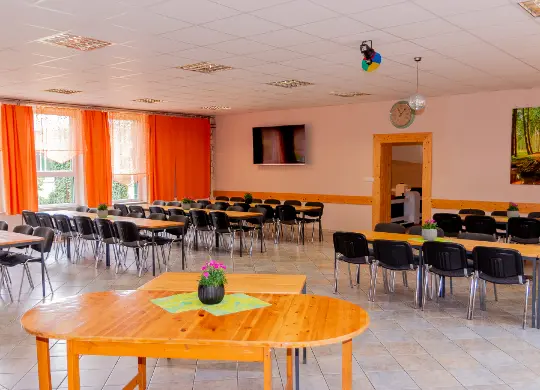 Auf Klassenfahrt mit HEROLÉ: Gruppenraum im Haupthaus der Ferienanlage Waldhaus in der Region Mecklenburger Seen