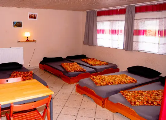 Auf Klassenfahrt mit HEROLÉ: Zimmerbeispiel in der Ferienanlage Waldhaus in der Region Mecklenburger Seen