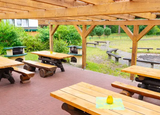 Auf Klassenfahrt mit HEROLÉ: Terrasse des Gruppenbungalows in der Ferienanlage Waldhaus in der Region Mecklenburger Seen