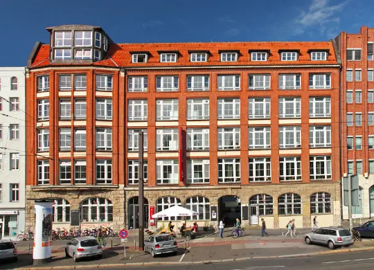 Auf Klassenfahrt mit HEROLÉ: Außenansicht des Industriepalast Hostels in Berlin