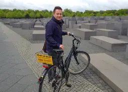 Auf Klassenfahrt mit HEROLÉ: Reiseexperte Philipp Schuch unterwegs mit Berlin on Bike in Berlin.