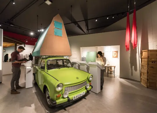 Auf Klassenfahrt mit HEROLÉ: Trabi im Museum in der Kulturbrauerei in Berlin.