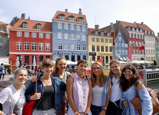 Schülergruppe am Nyhaven in Kopenhagen Auf Klassenfahrt mit HEROLÉ: Machen Sie auch ein einzigartiges Foto Ihrer Klasse am Nyhavn in Kopenhagen