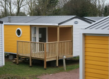 Auf Klassenfahrt mit HEROLÉ: Camping Port'land in Port-en-Bessing-Hupain Mobilhomes Typ Omaha mit Terrasse für Schülergruppen in der Normandie