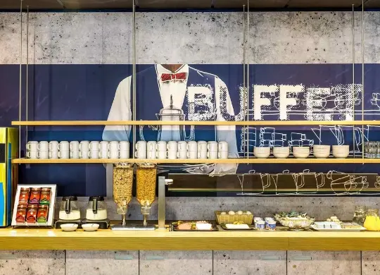 Auf Klassenfahrt mit HEROLÉ: Ibis Budget Caen Frühstücksbuffet in der Normandie
