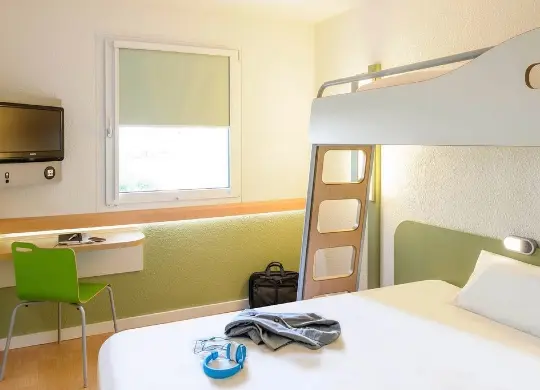 Ibis Budget Caen in der Normandie Auf Klassenfahrt mit HEROLÉ: Ibis Budget Caen Zimmerbeispiel in der Normandie