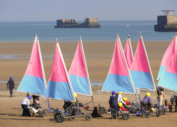 Strandsegeln in der Normandie Auf Klassenfahrt mit HEROLÉ: Strandsegler in Asnelles in der Normandie