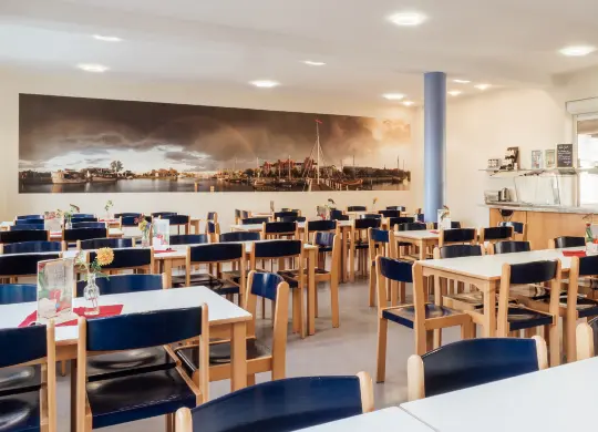 Klassenfahrt Ostsee: Jugendherberge Greifswald Speisesaal Auf Klassenfahrt mit HEROLÉ: Speisesaal der Jugendherberge Greifswald