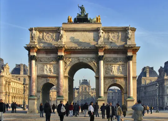 Auf Klassenfahrt mit HEROLÉ: Arc de Triomphe in Paris.
