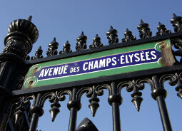 Auf Klassenfahrt mit HEROLÉ: Avenue des Champs Elysées in Paris.