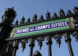Auf Klassenfahrt mit HEROLÉ: Avenue des Champs Elysées in Paris.