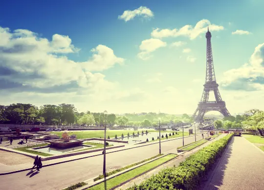 Auf Klassenfahrt mit HEROLÉ: Herrliches Wetter auf den Champs de Mars am Eiffelturm in Paris
